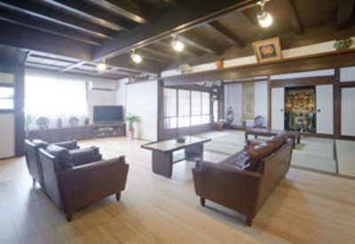 和室のひと間を桧の床張りに。