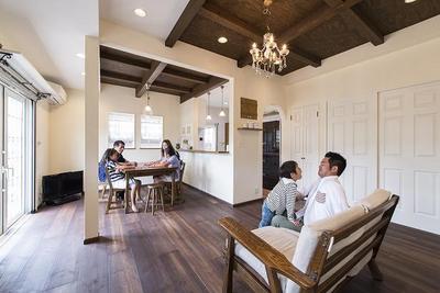 二間の和室と広縁を合わせてリビングにしました。既存の梁をそのまま生かしデッキ側は同じように新しい梁を付けました。このようなオシャレなお住まいも、改装前は暗くて狭い感じでしたが、とても開放的で広い空間になりました。