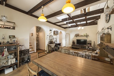 南側からの日照を確保することが困難なため、奥のLDの上部を吹き抜けにして自然光を取り入れています。