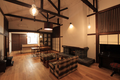 店舗だった場所は梁をいかし、ダイナミックなLDKに。