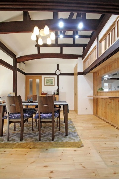 昔ながらの小屋組みを現しにして、太い梁をアンティークのように大胆に出し、雰囲気のあるリビングダイニングへ。