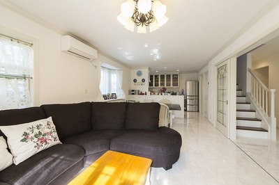 床は木製の白のフローリング。以前使っていたログハウス用のテーブルを塗装してこのリビングに合う素敵なテーブルに大変身。