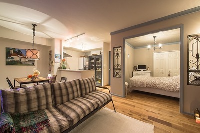 「一人で寝るのはさみしいから」と、LDKの一角に寝室を設置。床はホワイトオークにクリアを自ら塗装。<br />
家具や照明は雰囲気に合わせて新調。汚れていないクロスはそのまま使い、アクセントをつけたい箇所だけ張替えるなど予算配分にメリハリをつけた。