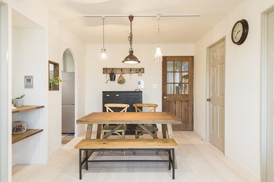 リビングは無垢フローリングを採用。色を明るめにすることでリビングに広がりを。<br />
アンティークの家具に溶け込むように、リビングドア、各部屋のドアの色も何度も打ち合わせを重ねて決めました。