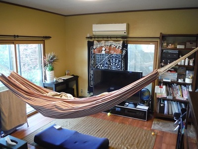 リビングにハンモックを吊るしたい！！というご要望を実現。<br />
壁は黄色いほたて漆喰を塗り、あたたかい雰囲気にリフォームしました。