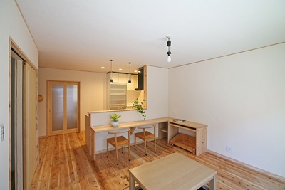 とにかく暗い家だったので、採光と窓、光を上手に取り込む工夫をしました。