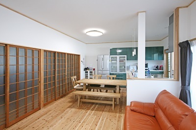 既存の建具はそのまま再利用。二間続きをＬＤＫへ。