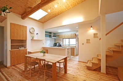 トップライトで日中でも明るいリビングダイニング。<br />
天井を高くすることにより以前は完全に隠れていた梁がお目見え。