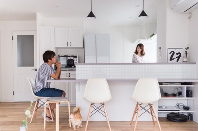 造作キッチン。食事やパソコンスペースとしても活用できる。