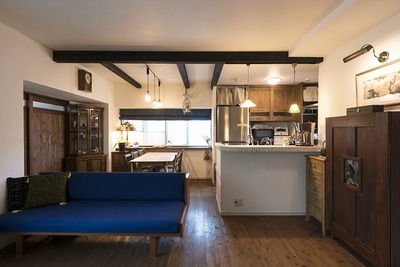 建具や床の味わい深い表情の小国杉を生かしたLDK。これまで独立していたキッチンをオープンにして一つの空間に実現。使いやすさに加えて明るさも確保できた。愛用している北欧のソファーや食器棚など手持ちの家具も良く似合う。