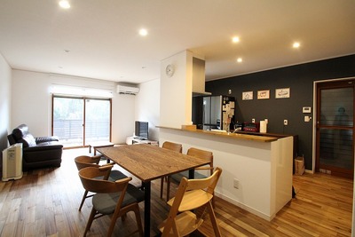 床材はアンティークカラーを醸し出すアカシアを採用。壁は無添加漆喰で心地よい。<br />
キッチン背面の壁一面は、ブルーグレイでアクセントに。奥様のこだわりがつまった空間は、昔のものとも調和する温かい空間へと生まれ変わった。