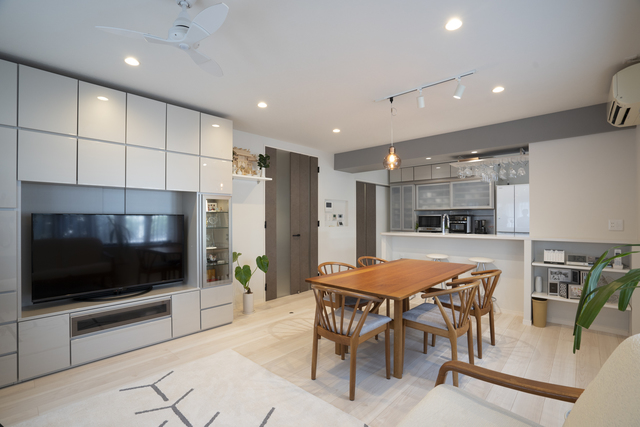 窓から差し込む自然光と、清潔感あふれる色使いが見事にマッチ。<br />
キッチンの向かいにはカウンターを造作。