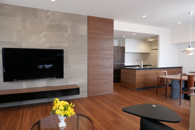 インテリアがお好きな奥様。<br />
既存の設備で使えるものはそのまま利用し、使い勝手に合わせて収納やカウンターを造作しました。<br />
新調される家具は、それに合わせてコーディネートを考え、モダンな空間に仕上がりました。<br />
お引っ越し後はお気に入りのインテリアがもっと増える予定です。