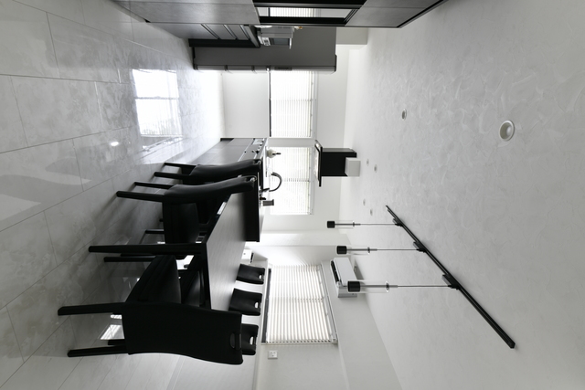 壁付だったキッチンを移動して、家族の笑顔が集まるオープンキッチンに変更。ゆったりとした作業スペースに、フラットで掃除がしやすく「料理をするのが楽しくなりました」