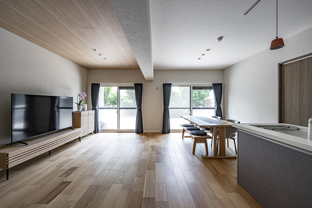 大きな窓から入る光でいつも家の中は明るく、風の通りも良い快適なLDK。<br />
国土交通省が実施している、補助金を利用し全ての窓に内窓を設置し、断熱対策、防犯対策も。<br />
梁を挟んで天井の高さが違うため、クロスを貼り分け。<br />
天井高の差が分からないようにするための工夫。