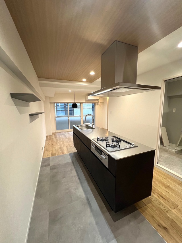 キッチンはリビングドアから入ったところにアイランドタイプで設置しました。<br />
家電収納のスペースと、ダストボックスのスペースも確保しました。