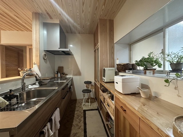 食器棚は造り付け食器棚へ。あまり利用頻度の少ない吊り戸は撤去しました。